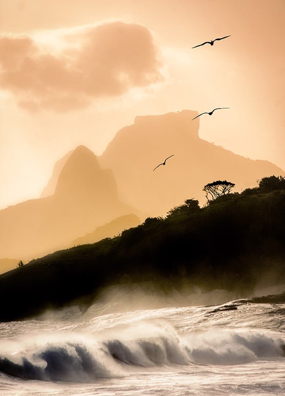 Ondas do Rio by Luiz Bhering
